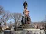 Кто приводит в порядок памятник Екатерине Великой? Кто приводит в порядок памятник Екатерине Великой?